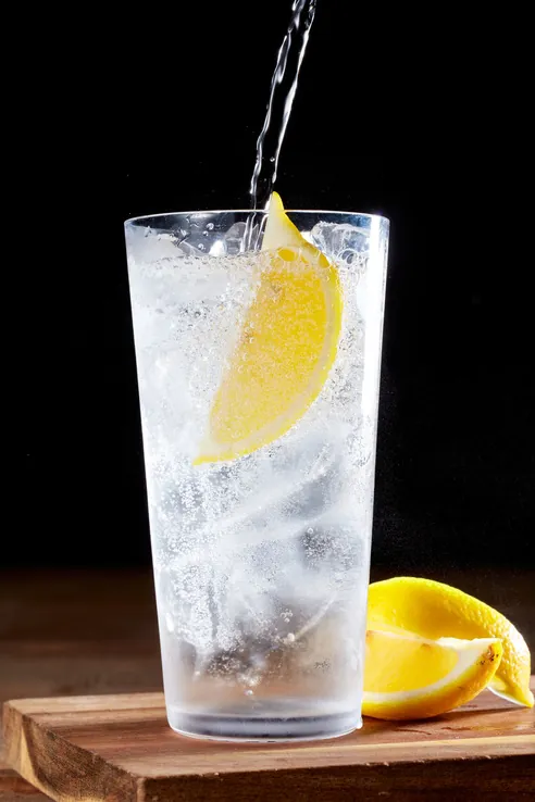 Mineralwasser mit Zitrone